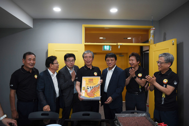 ▲ 대구치맥페스티벌 조직위원회가 지난 13일 두류공원 내로로 사무실 이전을 하고 현판식을 가졌다.ⓒ대구치맥 조직위