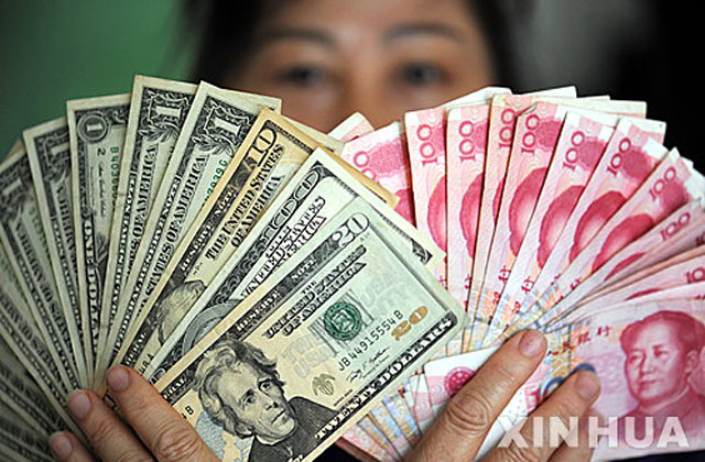 ▲ 美달러와 中위안 지폐. 북한에서 가장 많이 사용하는 화폐다. ⓒ뉴시스-신화. 무단전재 및 재배포 금지.
