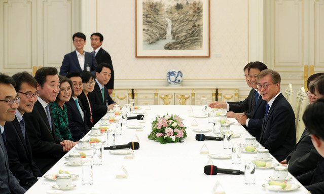 ▲ 문재인 대통령이 지난해 5월 말, 이낙연 국무총리에 임명장을 수여할 당시 모습. ⓒ청와대 제공