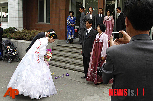 ▲ 평양의 한 결혼식장에서 식을 올린 뒤 부모에게 인사하는 부부. ⓒ뉴시스-AP. 무단전재 및 재배포 금지.