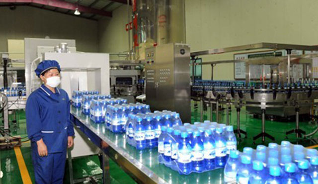 ▲ 북한 남포시 소재 강서약수공장 내부 모습. 이처럼 北당국이 생산·제조하는 생수는 가격이 비싸 일반 주민들은 사먹지를 못한다고 한다. ⓒ연합뉴스. 무단전재 및 재배포 금지.