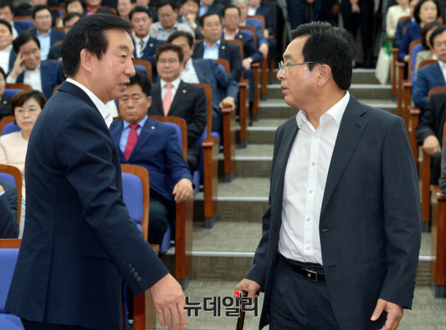 ▲ 자유한국당 김성태 대표 권한대행 겸 원내대표(왼쪽)와 심재철 의원. ⓒ뉴데일리 공준표 기자