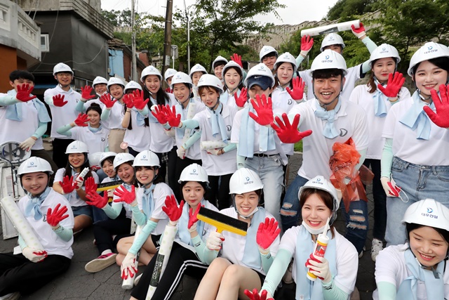 ▲ '희망의 집 고치기' 봉사활동에 참여한 대우건설 대학생 홍보대사들이 기념촬영을 하고 있다. ⓒ대우건설