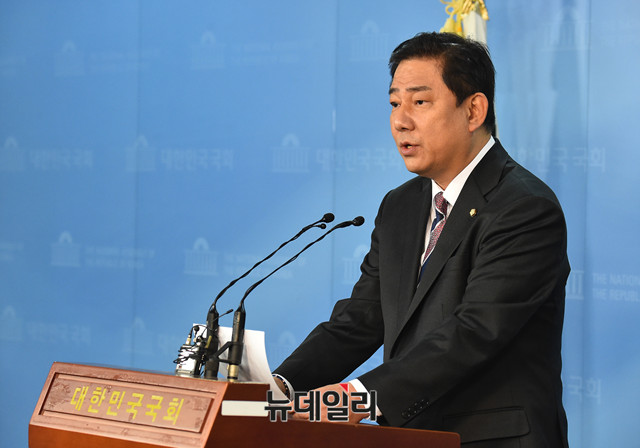 ▲ 국회 정보위원회 김병기 더불어민주당 간사가 12일 국회 오전 정론관에서 국정원 개혁법안 발의 기자회견을 하고 있다. ⓒ뉴데일리 이종현 기자