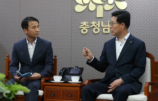 ▲ 양승조 충남도지사가 16일 한병도 정무수석을 접견한 자리에서 도의 일자리 창출 핵심정책에 대한 정부의 적극적인 지원을 요청하고 있다.ⓒ충남도