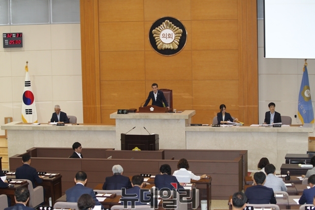 ▲ 포항시의회 서재원 의장이 16일 제252회 임시회 개회를 선언하고 있다.ⓒ뉴데일리