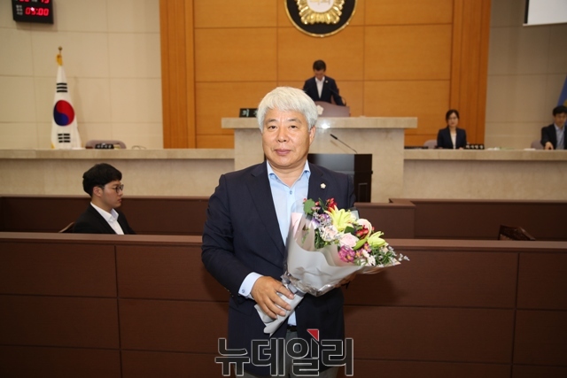 ▲ 의회운영위원장에 선출된 배인규 의원이 축하의 꽃다발을 받고 있다.ⓒ뉴데일리