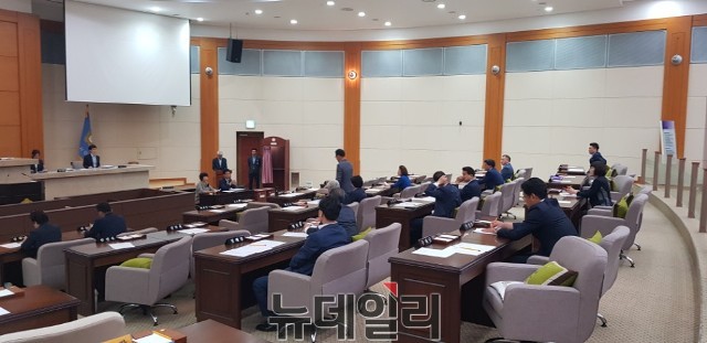 ▲ 운영위원장 선출 투표가 실시되고 있는 본회의장에 텅 비어있는 더불어민주당, 무소속 의원석.ⓒ뉴데일리