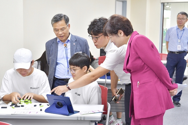 ▲ 대구교육연구정보원이 지난 14일 ‘대구 ON 코딩’ 행사를 실시한 가운데 강은희 대구시교육감이 행사 프로그램을 살펴보고 있다.ⓒ대구시교육청