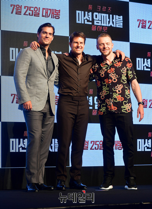 ▲ 배우 헨리 카빌, 톰 크루즈, 사이먼 페그(왼쪽부터)가 16일 오후 서울 송파구 롯데월드 호텔에서 열린 영화 '미션임파서블 폴아웃' 내한 기자간담회에서 포토타임을 갖고 있다. ⓒ 정상윤 기자