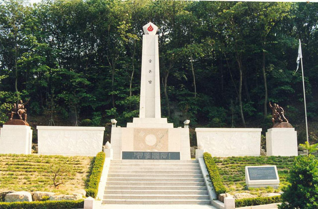 ▲ 국군정보사는 해외에서 각종 비밀공작을 하라고 만든 부대다. 사진은 정보사령부 내 충혼탑. ⓒ온라인 커뮤니티 사진캡쳐.