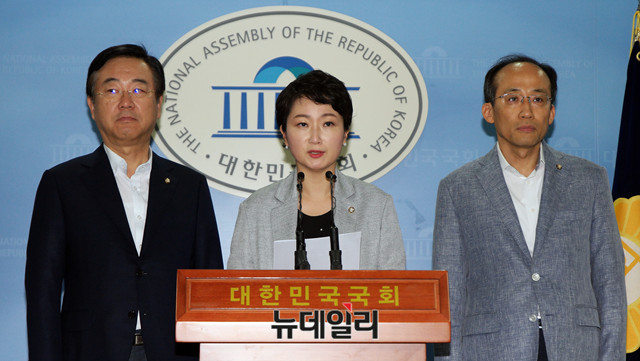 이언주 바른미래당 의원(가운데)과 자유한국당 김종석, 추경호 의원이 15일 오후 국회 정론관에서 시장경제살리기연대를 출범하고, 정부의 반(反)시장정책을 비판하는 기자회견을 하고 있다. ⓒ뉴데일리 이기륭 기자