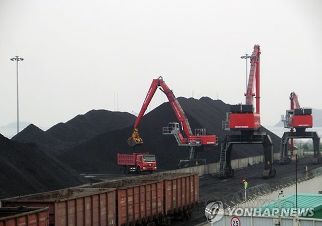 ▲ 러시아 시베리아에서 열차로 싣고 온 석탄을 선박으로 옮기는 모습. ⓒ연합뉴스. 무단전재 및 재배포 금지.