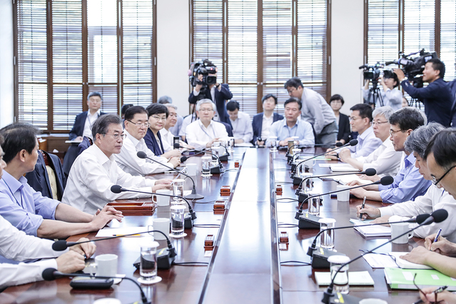 ▲ 문재인 대통령이 지난 17일 수석보좌관회의를 주재하는 모습. ⓒ청와대 제공