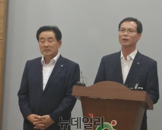 ▲ 조병옥 음성군수와 송기섭 진천군수가 17일 충북도청 브리핑룸에서 ‘소방복합치유센터’ 유치 성공과 관련한 감사와 앞으로의 계획에 대해 설명하고 있다.ⓒ박근주 기자