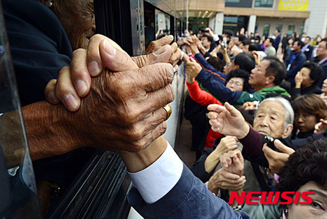 ▲ 2015년 10월 금강산에서 열린 남북 이산가족 상봉 행사 당시 모습. ⓒ뉴시스. 무단전재 및 재배포 금지.