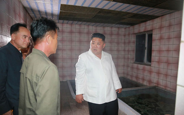 ▲ 함경북도에 있는 온천인 온포 휴양소를 찾아 짜증을 내는 김정은. ⓒ北선전매체 화면캡쳐.