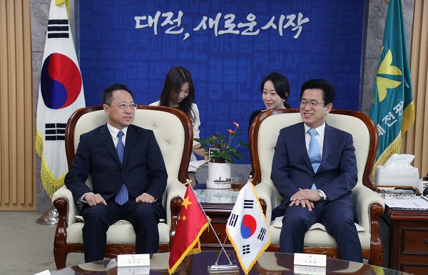 ▲ 허태정 대전시장이 17일 중국 왕징잉 선양시 대표단장을 접견하고 있다.ⓒ대전시