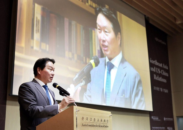 ▲ 최태원 SK 회장이 17일 서울 강남구 한국고등교육재단에서 열린 ‘하버드·북경대 초청 한미중 3자 컨퍼런스’에서 인사말을 하고 있다. ⓒSK