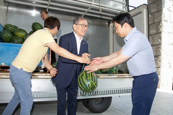▲ 충북대 윤여표 총장이 17일 초복을 맞아 대학본부에서 직원들에게 수박을 나눠주고 있다.ⓒ충북대