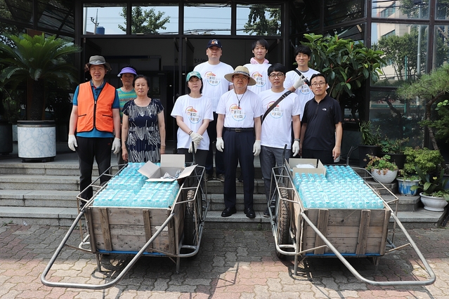 ▲ 대구기상지청은 17일 대구 서구 비산동 폭염 취약계층 가구를 방문해 폭염 피해 예방 캠페인을 펼쳤다.ⓒ대구기상지청