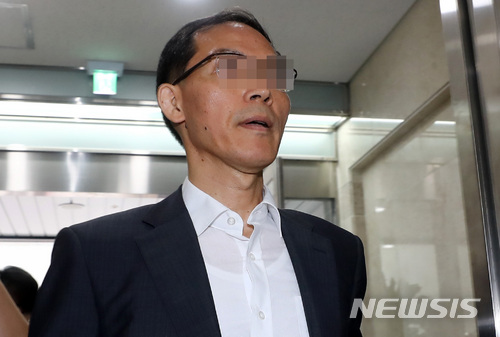 ▲ 드루킹 인사 청탁' 도모 변호사가 지난 5일 오전 서울 서초구 특검 사무실로 들어서고 있다. 
 ⓒ 사진 뉴시스