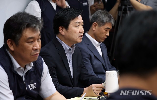 ▲ 홍종학 종소벤처기업부 장관이 17일 오후 서울 동작구 신대방동 소상공인연합회에서 열린 내년도 최저임금 인상 관련 간담회에서 발언하고 있다. 홍 장관 양 옆으로 최승재 소상공인연합회 회장(좌)과 하현수 전국상인연합회 회장(우)이 앉아있다.ⓒ뉴시스