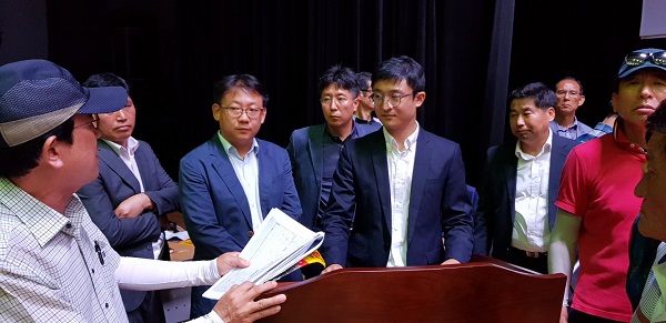 ▲ 세종시 장군면 송문리 한 주민이 국토부 관계자에게 거칠게 항의하고 있다.ⓒ김정원기자