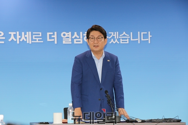 ▲ 대구시가 민생 공약으로 시민의 목소리로 그리는 대구, ‘세대공감 원탁회의’를 개최했다. 사진은 권영진 대구시장.ⓒ뉴데일리