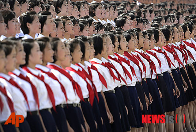 ▲ 과거 정전협정일 기념행사에 동원된 北청소년들. 북한 청소년들은 방학 때도 강제노동에 동원되기 때문에 차라리 아르바이트를 하는 게 낫다고 생각한다. ⓒ뉴시스-AP. 무단전재 및 재배포 금지.
