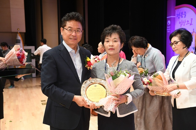 ▲ 의성군 김재순 (사)한국여성농업인의성군연합회장(오른쪽)이 여성복지 부문 제12회 경상북도여성상을 수상했다. 왼쪽은 이철우 경북도지사.ⓒ의성군