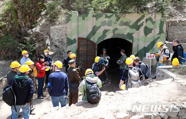 ▲ 지난 5월 24일 북한 관계자가 풍계리 핵실험장 폭파 행사 당시 외신 기자들에게 3번 갱도를 설명하는 모습. ⓒ뉴시스. 무단전재 및 재배포 금지.