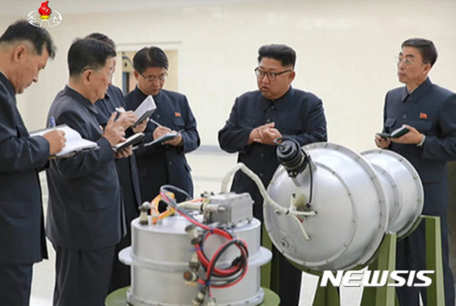 ▲ 2017년 9월 6차 핵실험 실시 후 핵무기개발연구소를 찾은 김정은. 그가 가는 곳만 방사능 오염으로부터 안전할 것이다. ⓒ뉴시스. 무단전재 및 재배포 금지.