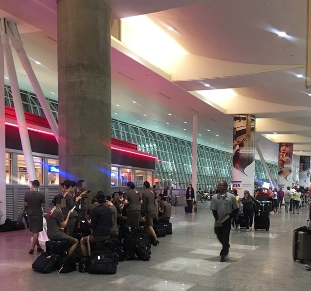 ▲ 뉴욕행 아시아나항공이 예정보다 10시간 지연출발하면서 호텔을 찾지 못한 승무원들이 공항에서 3시간 넘게 대기하고 있다.ⓒ아시아나 연대 대화방 제보