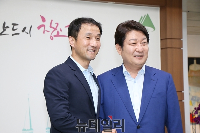 ▲ 한병도 정무수석이 18일 오후 지역 현안 청취를 위해 대구를 방문, 권영진 대구시장과 만나 간담회를 가졌다(사진왼쪽부터 한병도 정무수석, 권영진 대구시장).ⓒ뉴데일리