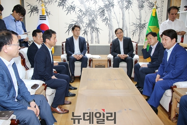 ▲ 한병도 정무수석이 대구를 방문한 자리에서 권영진 대구시장이 취수원 이전 의지를 피력하고 있다.ⓒ뉴데일리