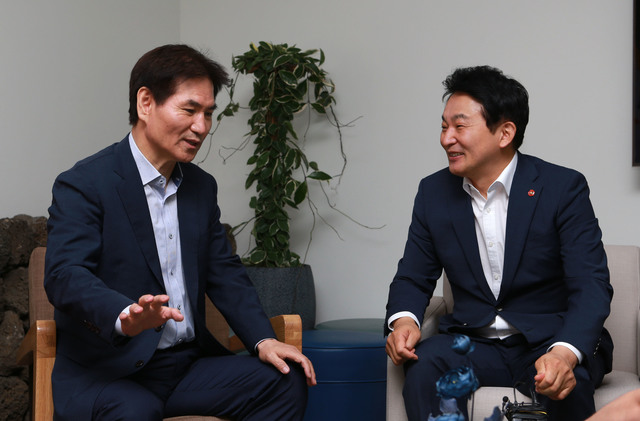 ▲ 이용선 청와대 시민사회수석이 원희룡 제주도지사를 만난 모습. ⓒ뉴시스 DB
