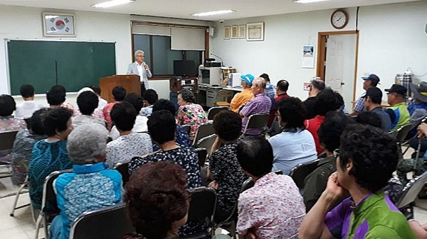 ▲ 충남 당진시 송악면 고대1리 주민들이 지난 16일 저녁 마을회관에서 주민총회를 열고 마을 앞 야적장에 쌓여있는 라돈 매트리스 처리문제를 논의하고 있다.ⓒ당진시