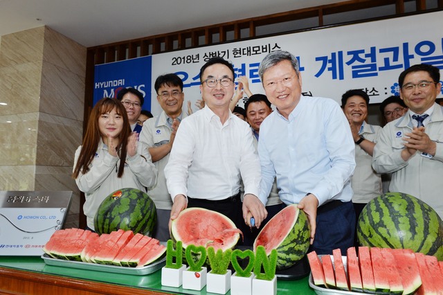 ▲ 김대곤 현대모비스 구매지원담당 상무(가운데 왼쪽)와 양진석 ㈜호원 대표이사(가운데 오른쪽)가 수박을 나누며 상생 결의를 다지는 모습.ⓒ현대모비스