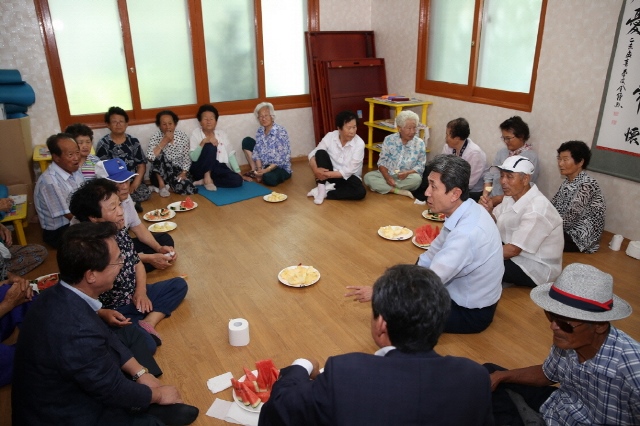 ▲ 이강덕 포항시장이 18일 청하면 소재 유계리경로당 무더위 쉼터를 방문해 어르신들과 담소를 하고 있다.ⓒ포항시