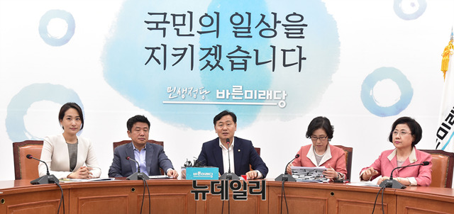 ▲ 김관영 바른미래당 원내대표가 5일 오후 국회 당 원내대표실에서 '바른미래가 생각하는 최저임금과 근로시간 단축의 올바른 방향'을 주제로 위클리 정책브리핑을 하고 있다. ⓒ뉴데일리 이종현 기자