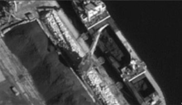 러시아 홀름스크 항에서 석탄을 하역하는 북한 화물선 '을지봉' 호를 찍은 위성사진. ⓒ美미국의 소리 관련보도 화면캡쳐.