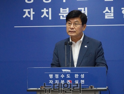 ▲ 이춘희 세종시장이 19일 시청 정음실에서 기자들에게 시 현안 등과 관련해 설명을 하고 있다.ⓒ김정원 기자