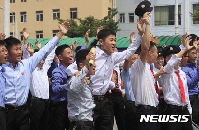 ▲ 2017년 7월 북한의 탄도미사일 발사 성공 소식에 환호하는 평양의 학생들. 이들은 북한에서도 선택받은 자들이다. ⓒ뉴시스. 무단전재 및 재배포 금지.