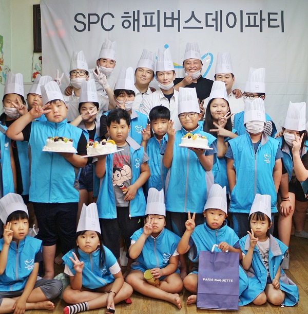 ▲ ] SPC그룹 임직원과 파리바게뜨 파티시에들이 18일 전북 익산시에 위치한 중앙지역아동센터 아이들과 케이크 만들기 교실을 진행한 후 기념촬영을 했다.ⓒSPC그룹