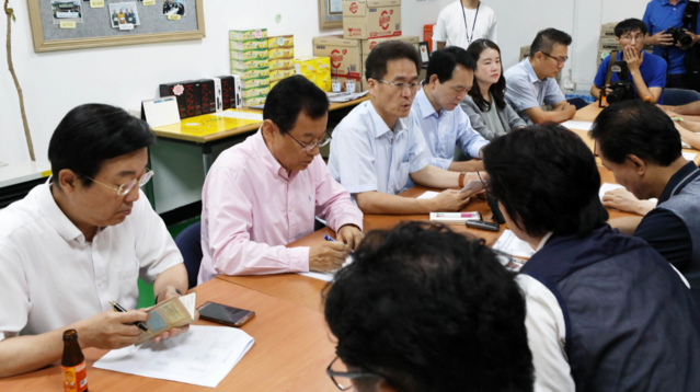 ▲ 자유한국당 함진규(왼쪽 세번째) 정책위의장이 19일 오전 서울 금천구 시흥산업용재유통센터에서 열린 '소상공인 절벽 내몬 최저임금 인상, 이대로 괜찮은가?' 론회에 참석해 모두발언을 하고 있다. ⓒ뉴시스