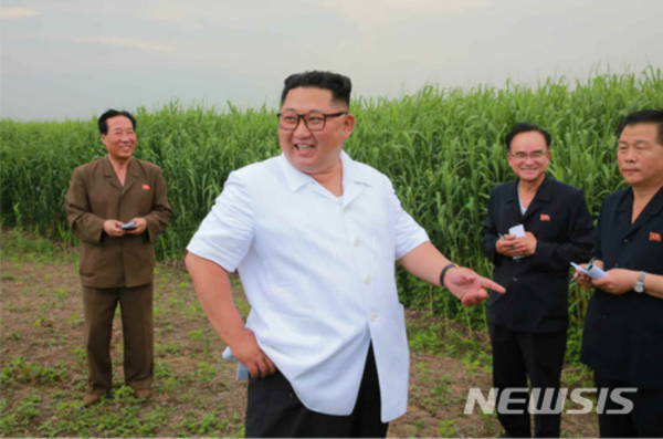 ▲ 노동 신문이 보도한 신도군 갈대 종합농장을 시찰한 김정은의 모습 ⓒ뉴시스. 무단 전재 및 재배포 금지.