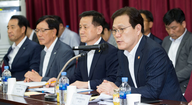 ▲ 최종구 금융위원장이 19일 전남 해남군에 위치한 중견조선사인 대한조선을 방문해 '조선기자재업체 현장간담회'를 가졌다. 이곳에서 최 위원장은 신용카드 의무수납제 완화 및 폐지를 검토하겠다고 공식적으로 밝혔다.ⓒ금융위원회