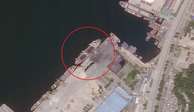 ▲ 美상업용 위성업체 '플래닛'이 지난 7월 16일 원산항을 찍은 사진. 항구에 접안한 화물선에 검은 물체가 가득 쌓여 있다. ⓒ美VOA-플래닛 화면캡쳐.