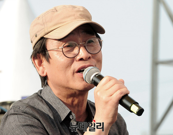 ▲ 유시민 작가가 지난해 5월 서울 광화문광장에서 열린 노무현 전 대통령 8주기 추도식 문화제에 참석해 발언하고 있다. ⓒ뉴데일리 DB